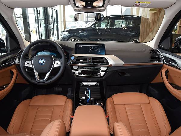 BMW iX3 interior (2)