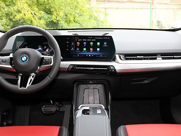 BMW iX1 interior (2)