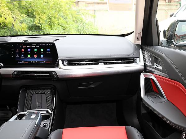 BMW iX1 interior (4)