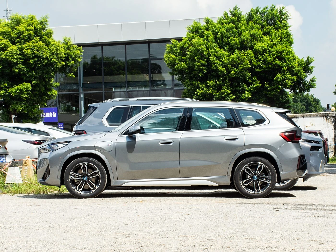 BMW iX1