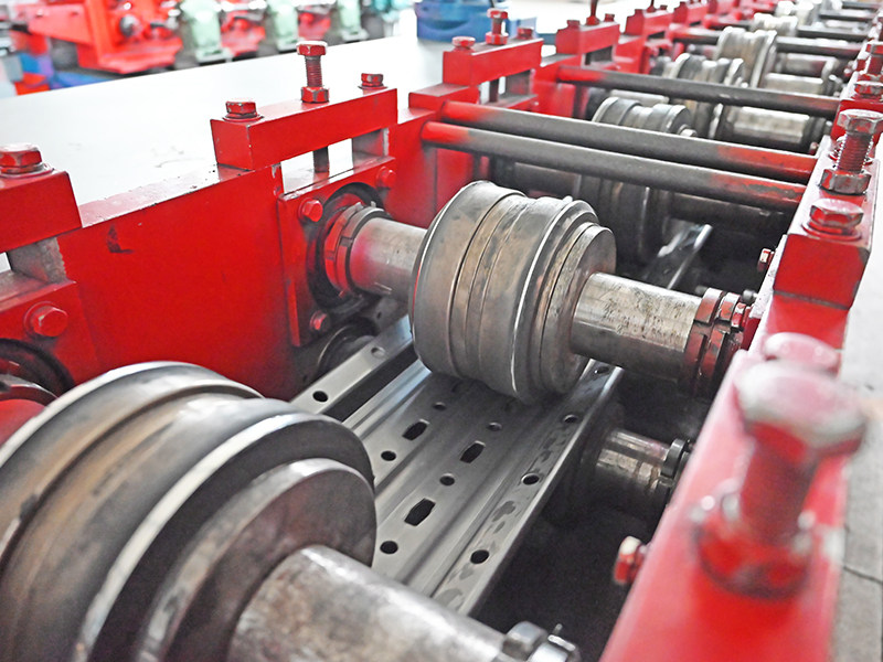 Machine de formage par pliage à froid de colonnes