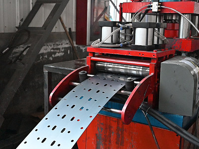 Máquina de estampagem CNC