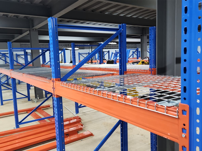 Os clientes de Tobago compram estantes para paletes e redes.