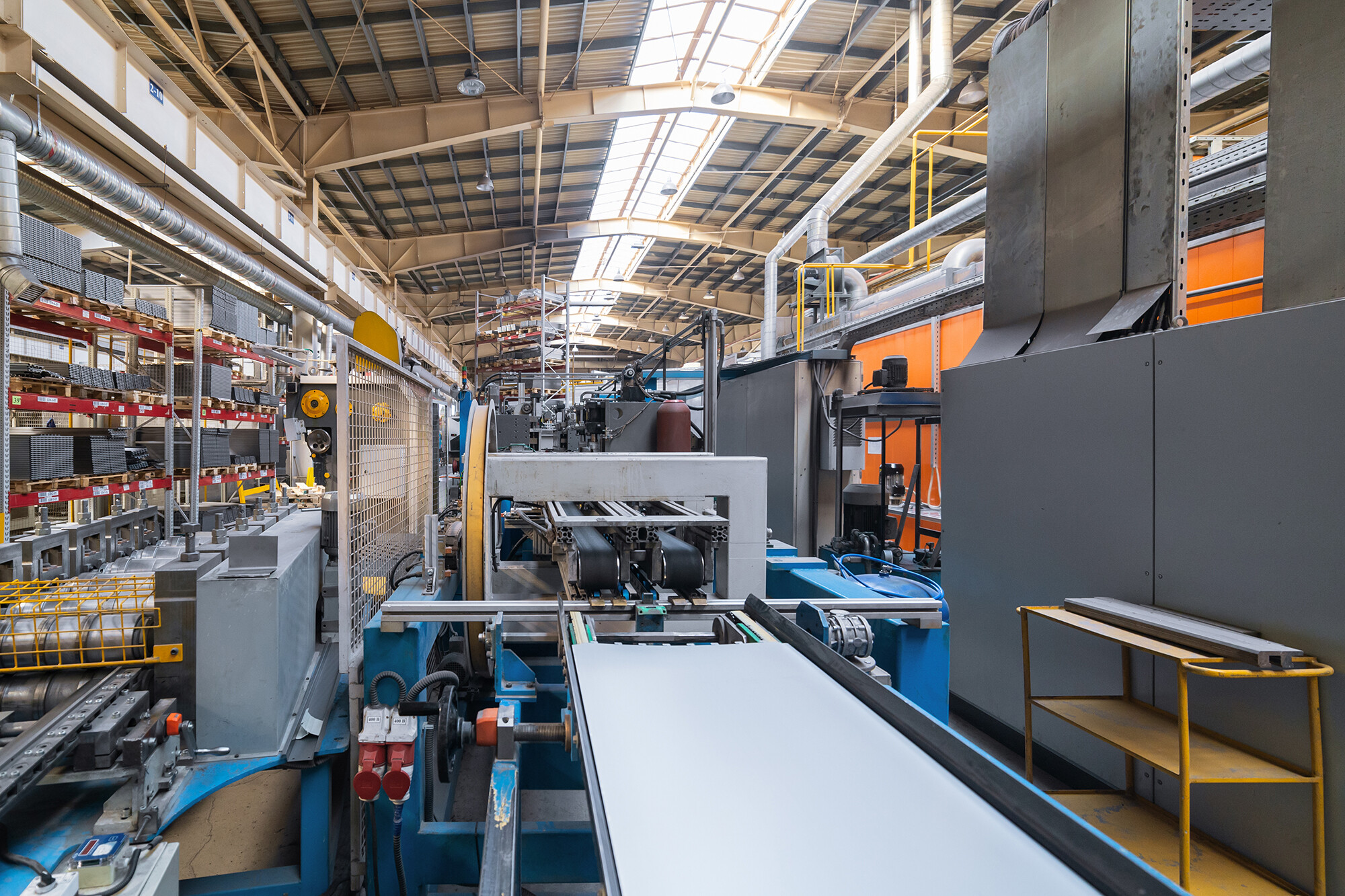 Material de los pétalos_Máquina perfiladora. Interior de una fábrica donde se fabrican contornos metálicos. 121944354.jpg