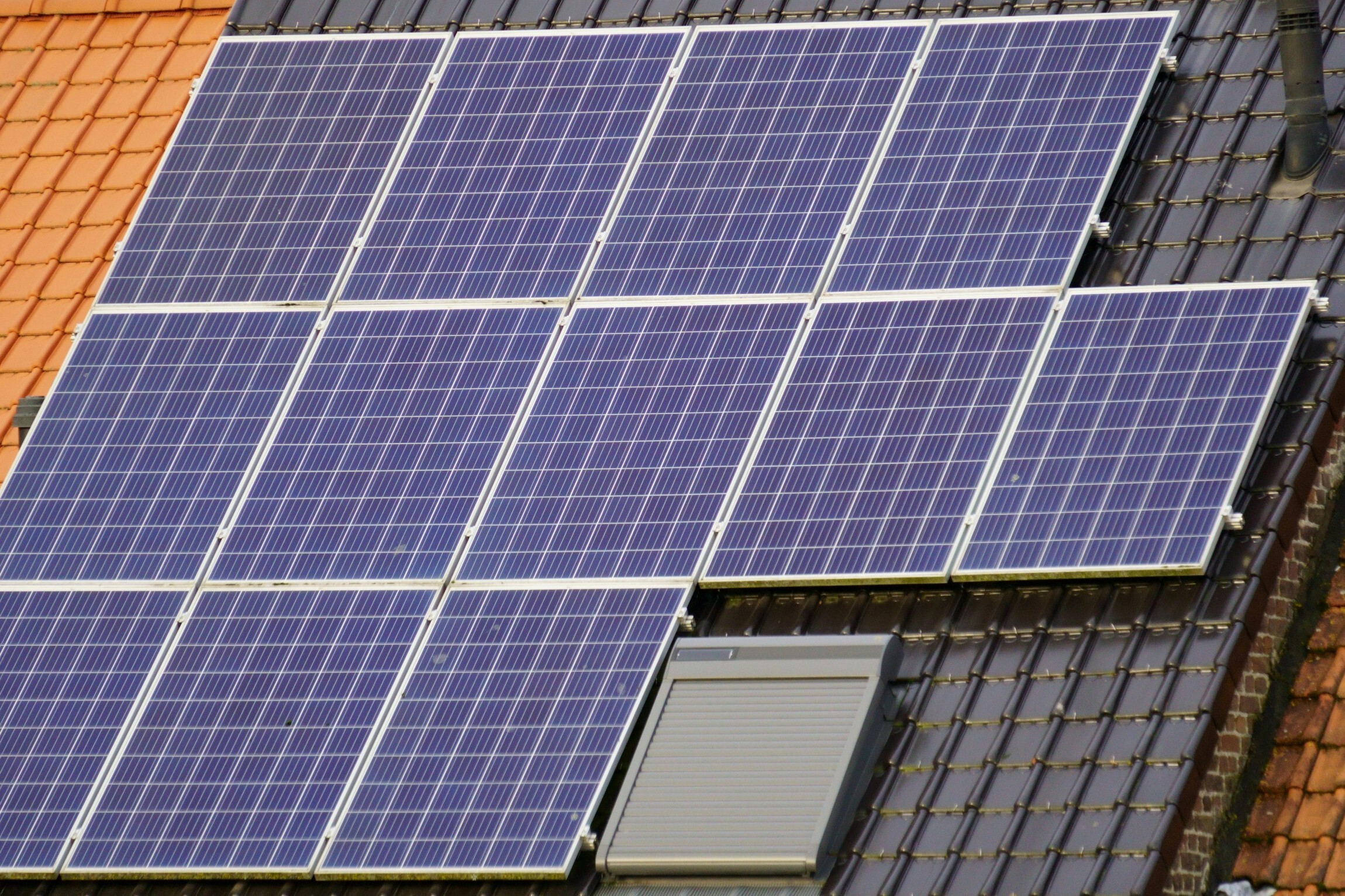What are the types of solar photovoltaic power generation systems?