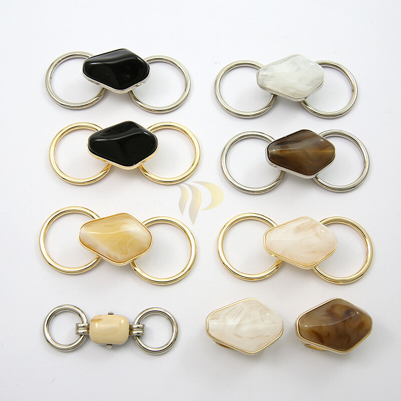 Swimsuit connecting buckle