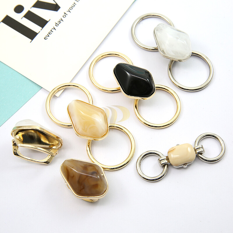 Swimsuit connecting buckle