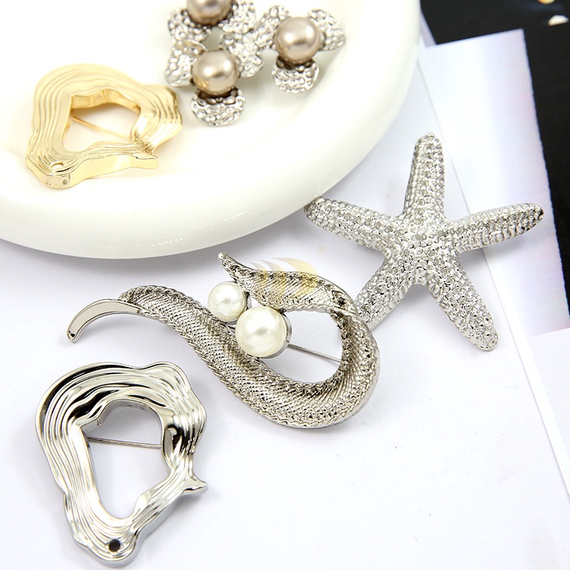 Suit brooch