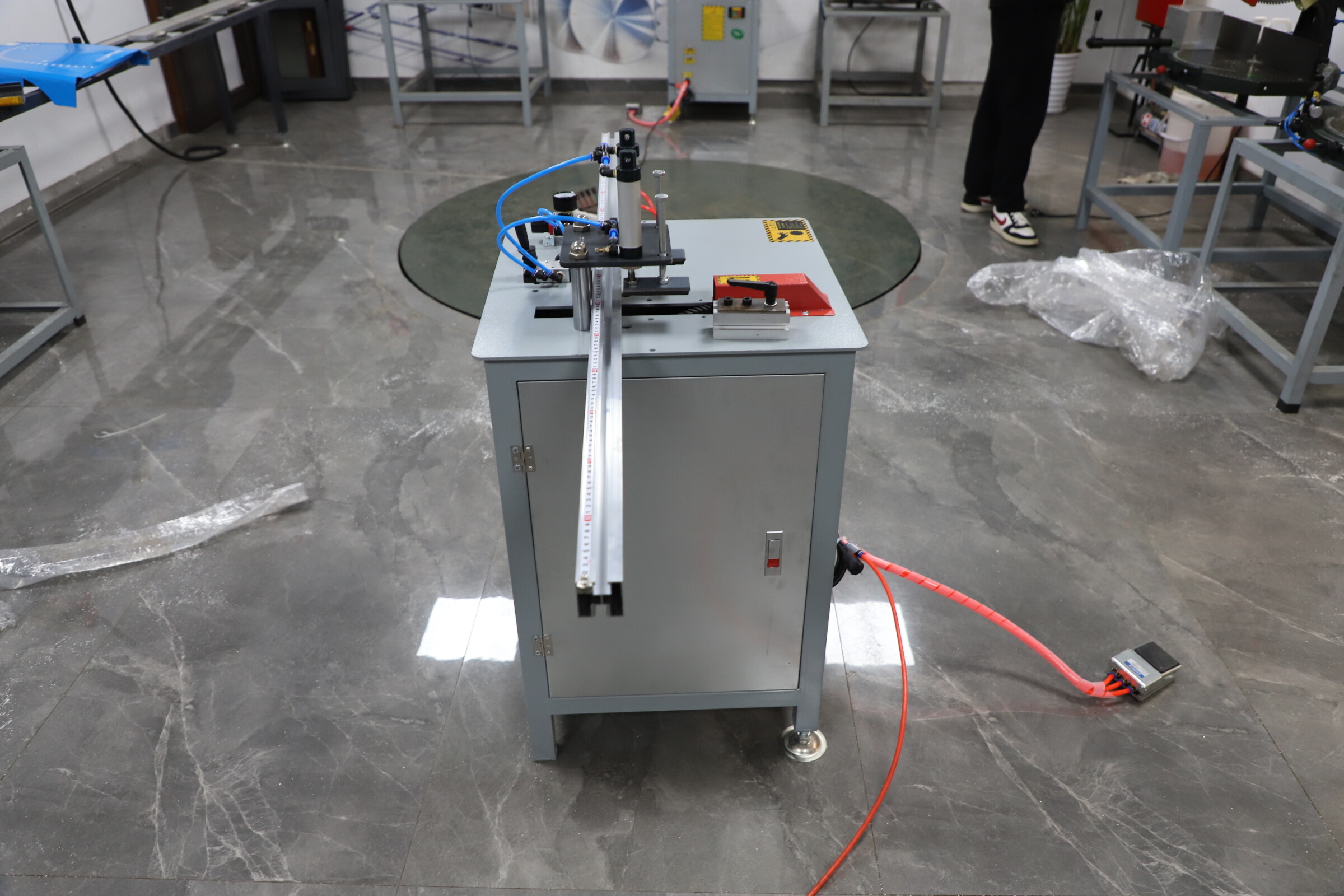Pneumatic grid saw