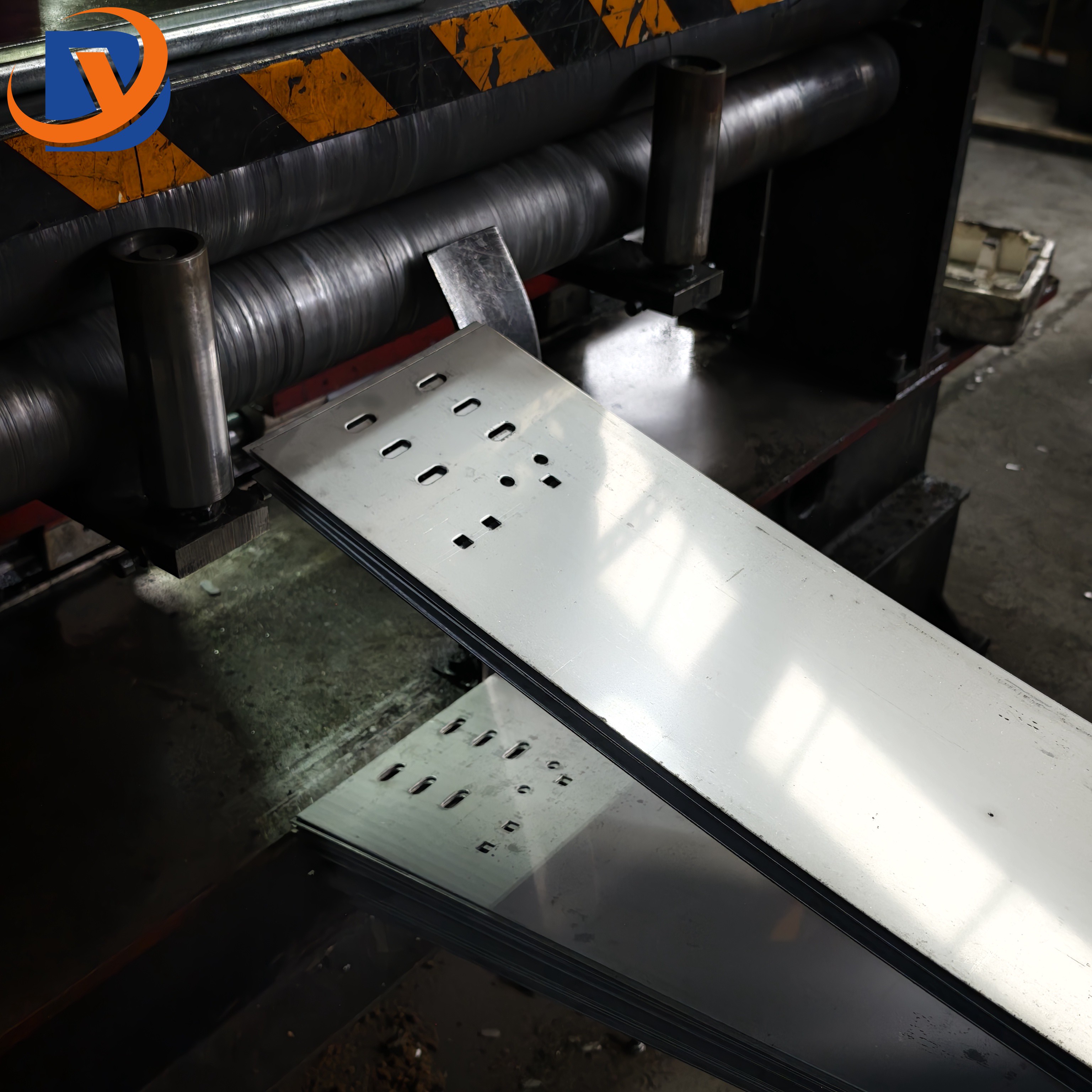 Cable tray & cable ladder