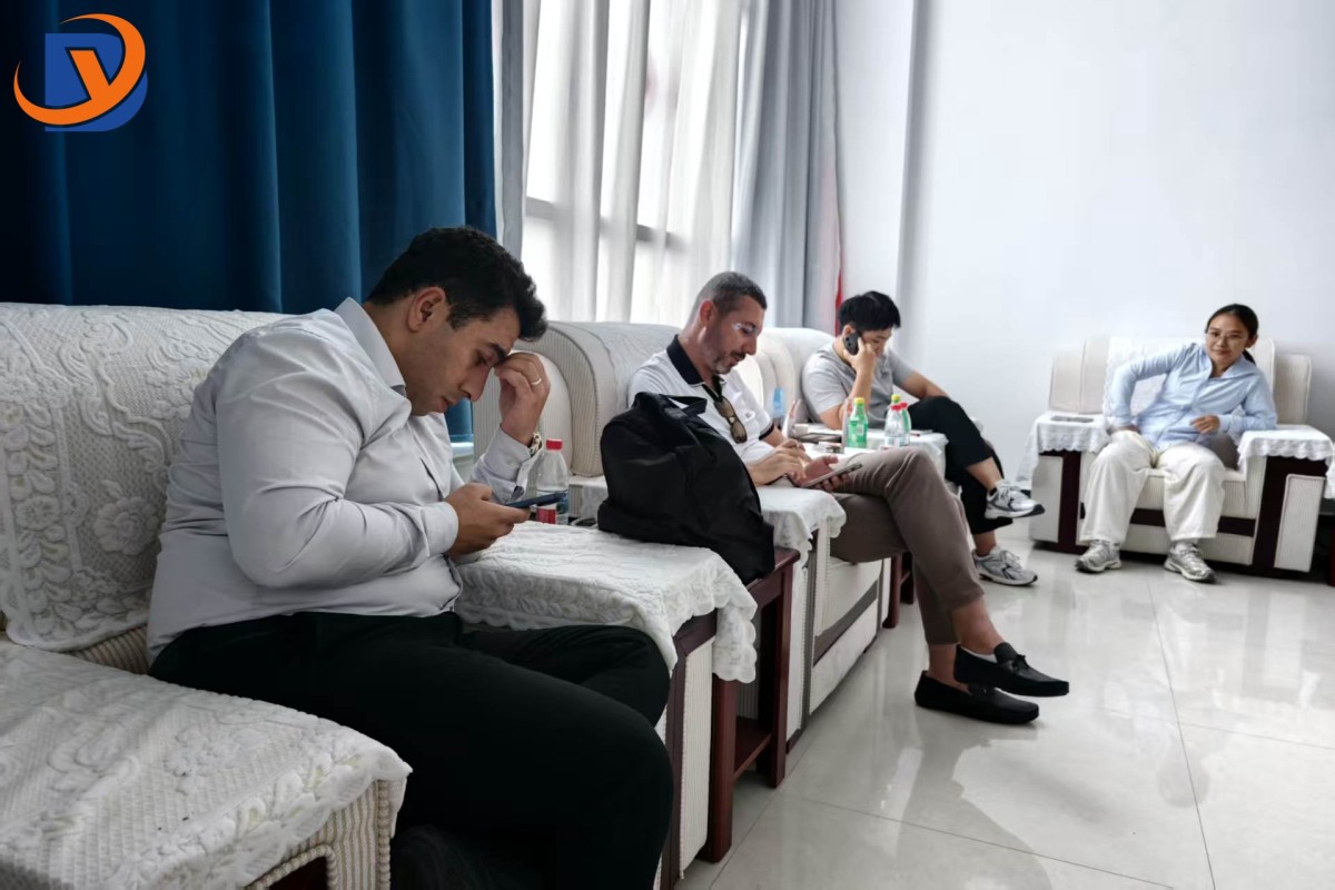 微信图片_20260728150926_303_7 Warmly welcome Turkish customers to visit and negotiate cooperation on carbon steel square tubes.