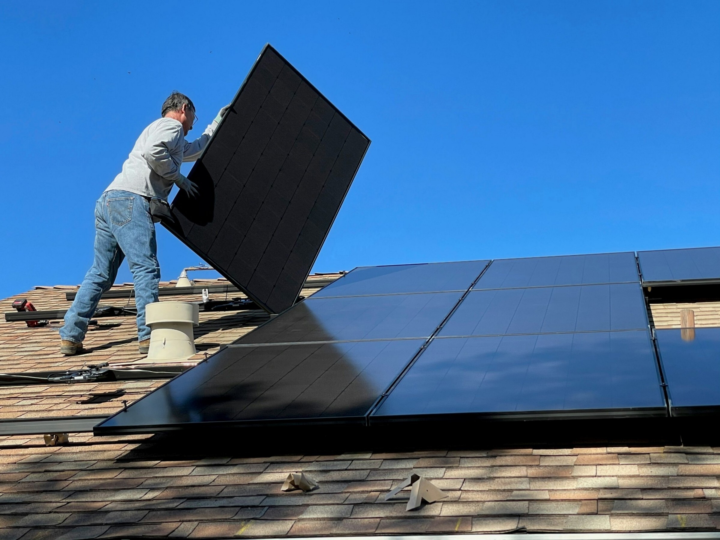 Characteristics and advantages of polycrystalline silicon solar panels
