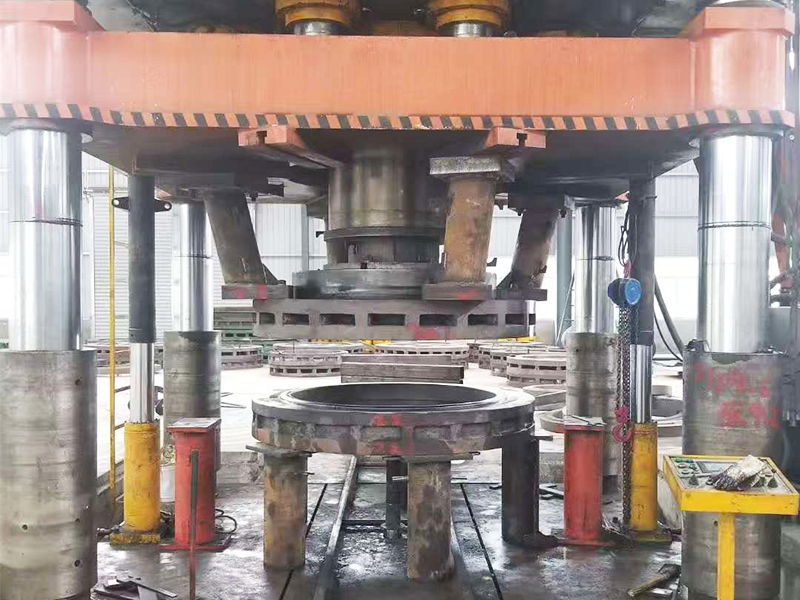 Sewage suction vehicle, sewage collection vehicle, sealing head