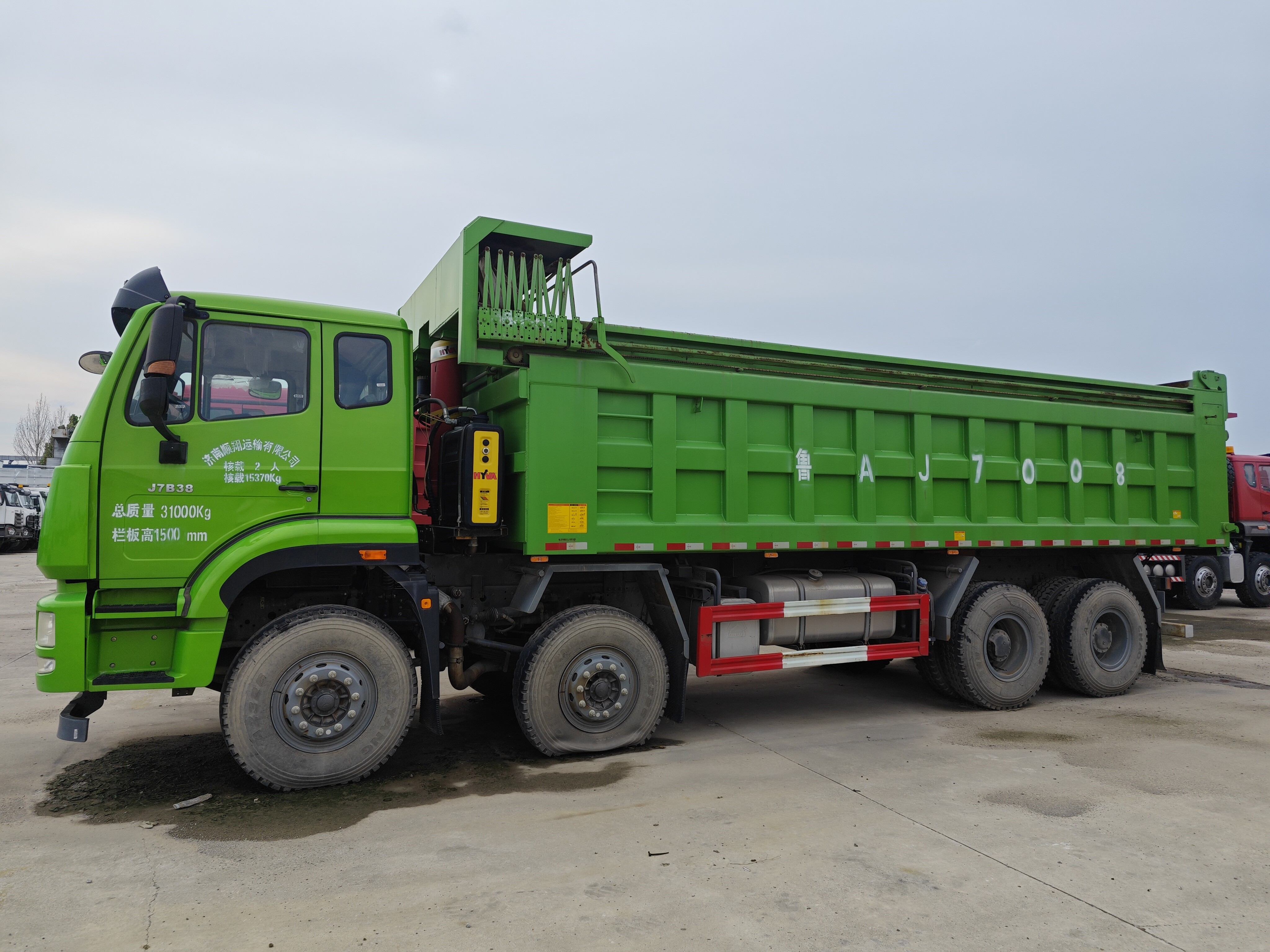 SINOTRUK HOWO NX 8X4 Dump Truck