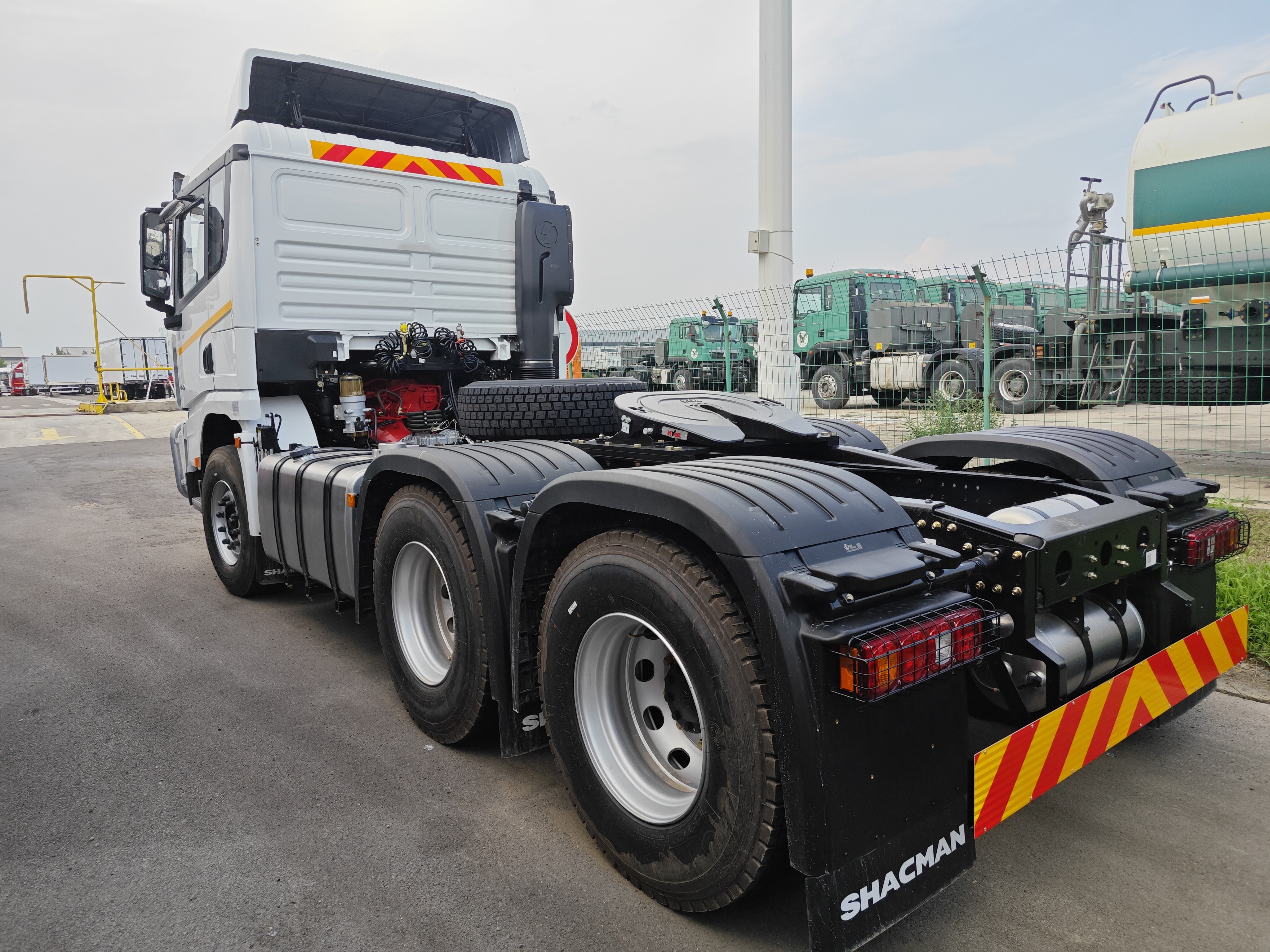 SINOTRUK HOWO NX 6X4 Tractor Truck