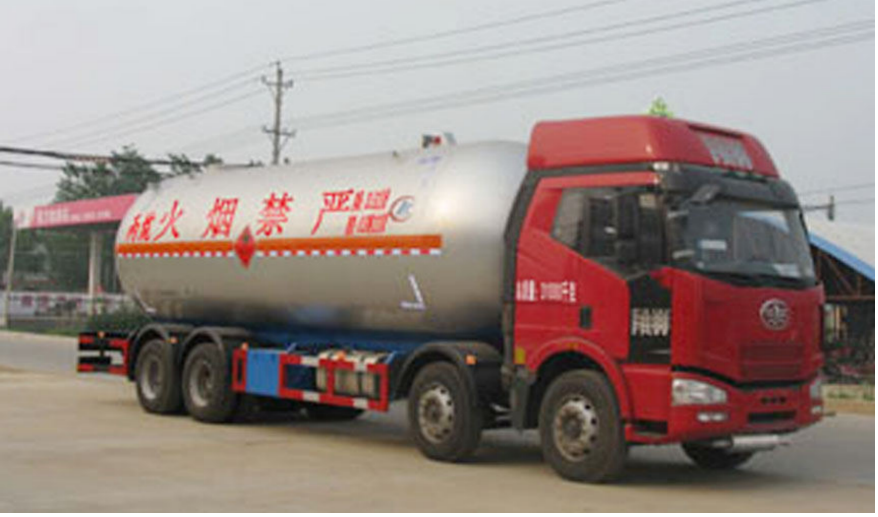 Liquefied natural gas tank transport vehicle