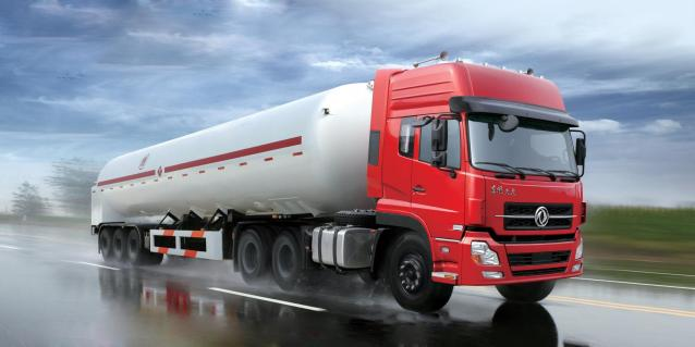 Liquefied natural gas tank transport vehicle