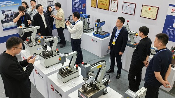 生成类似图片 (5)