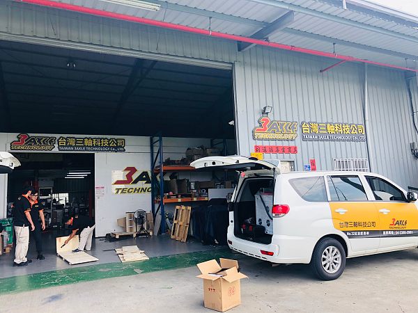 Taichung Tools manufactures machine parts with turning centers from Jinyuan.