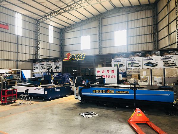 Taichung Tools manufactures machine parts with turning centers from Jinyuan.