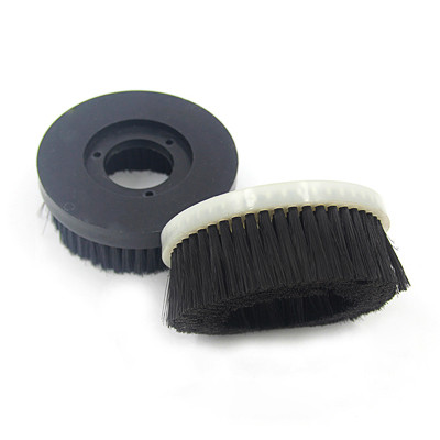 Mechanical garden disc brushes