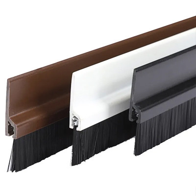 Escalator safety brush