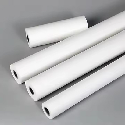 The sponge roller brushes the glass sponge rod