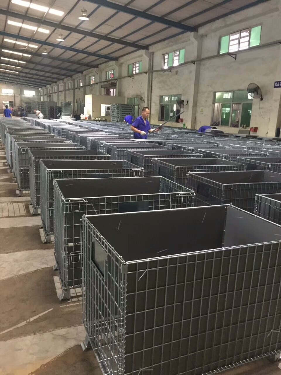 Equipped with hollow board storage cages C5