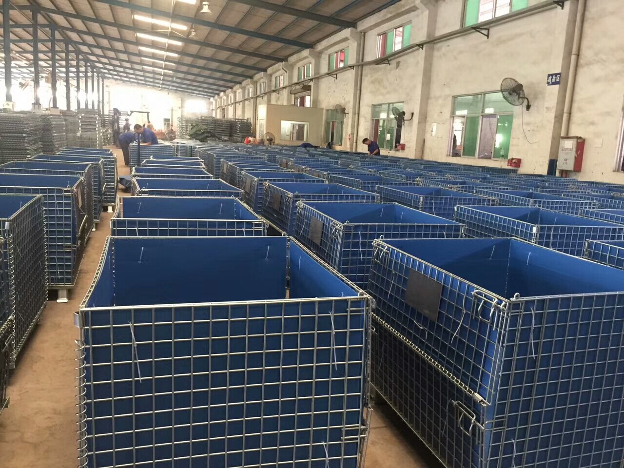 Equipped with hollow board storage cages C2
