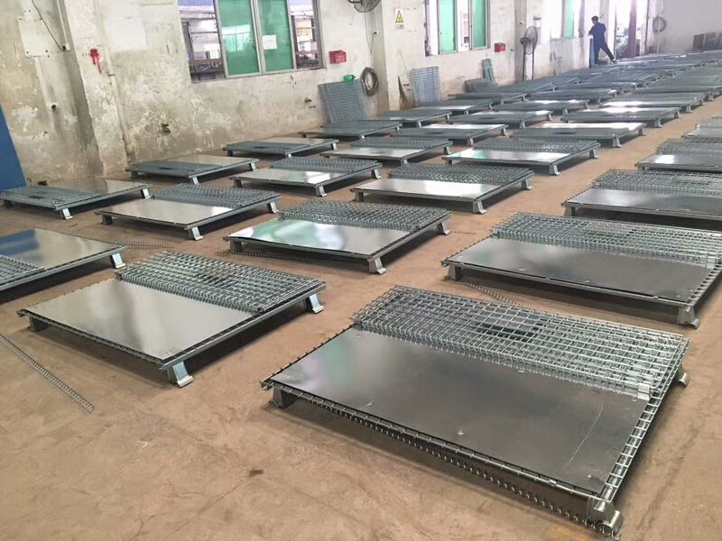 Equipped with galvanized steel storage cages B5