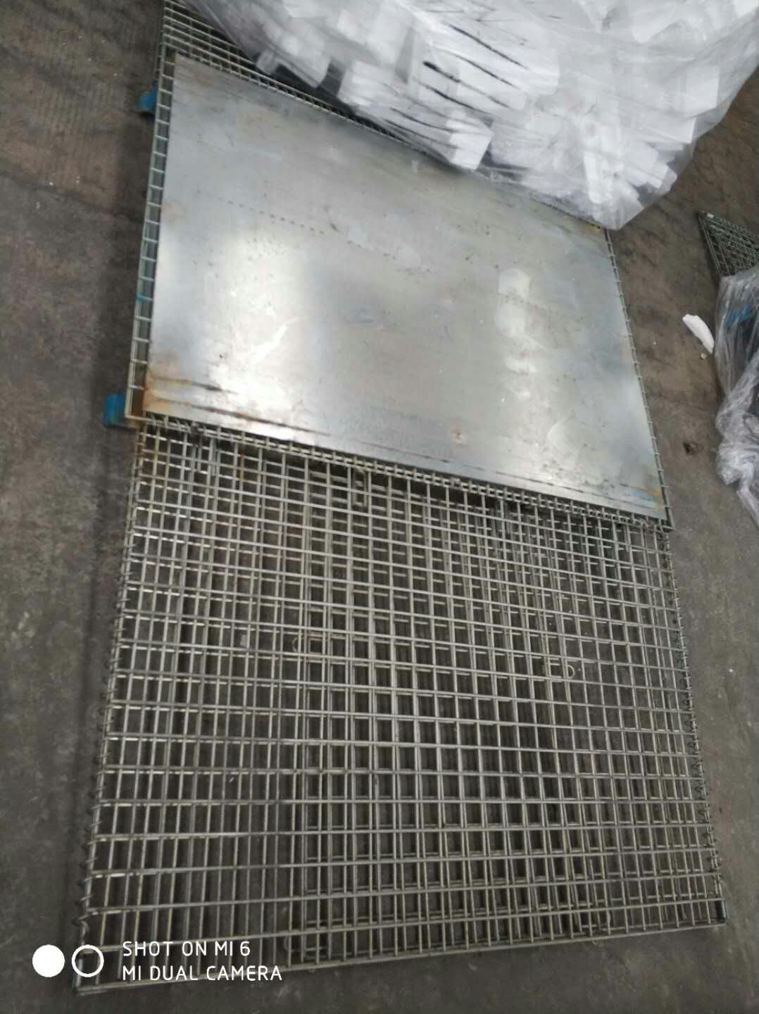 Equipped with galvanized steel storage cages C5