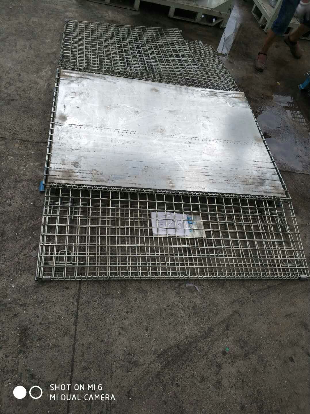 Equipped with galvanized steel storage cages C1