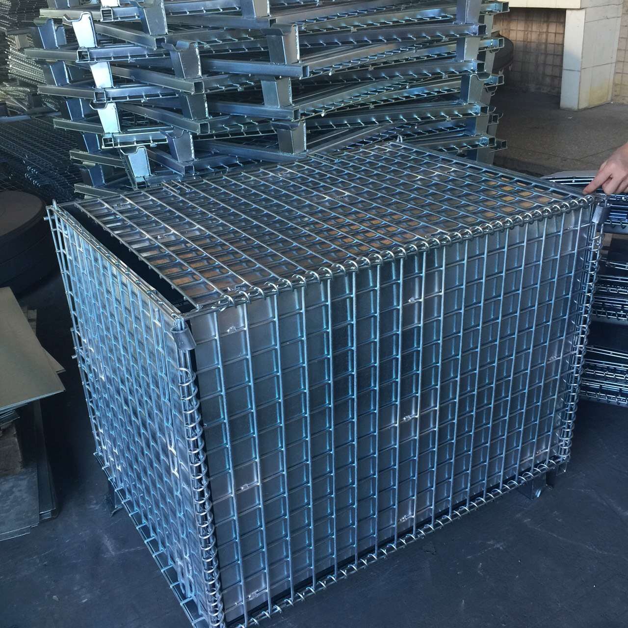 Equipped with galvanized steel storage cages B2