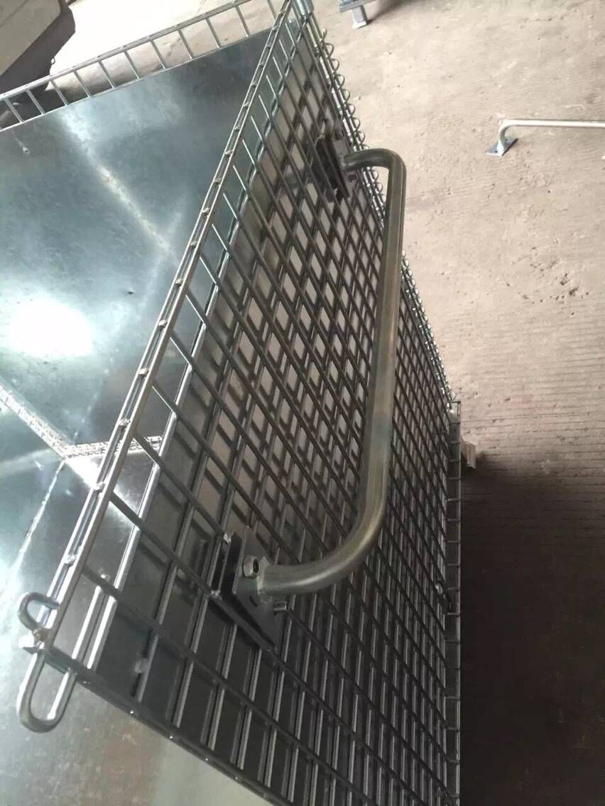 Equipped with galvanized steel storage cages A4