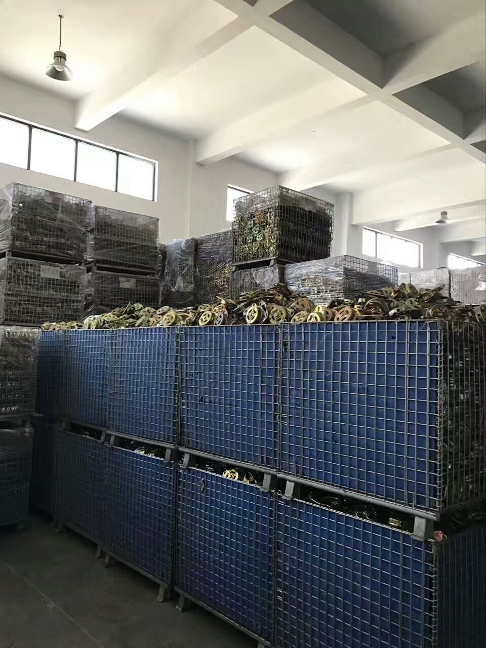 配备中空板存储笼 A3