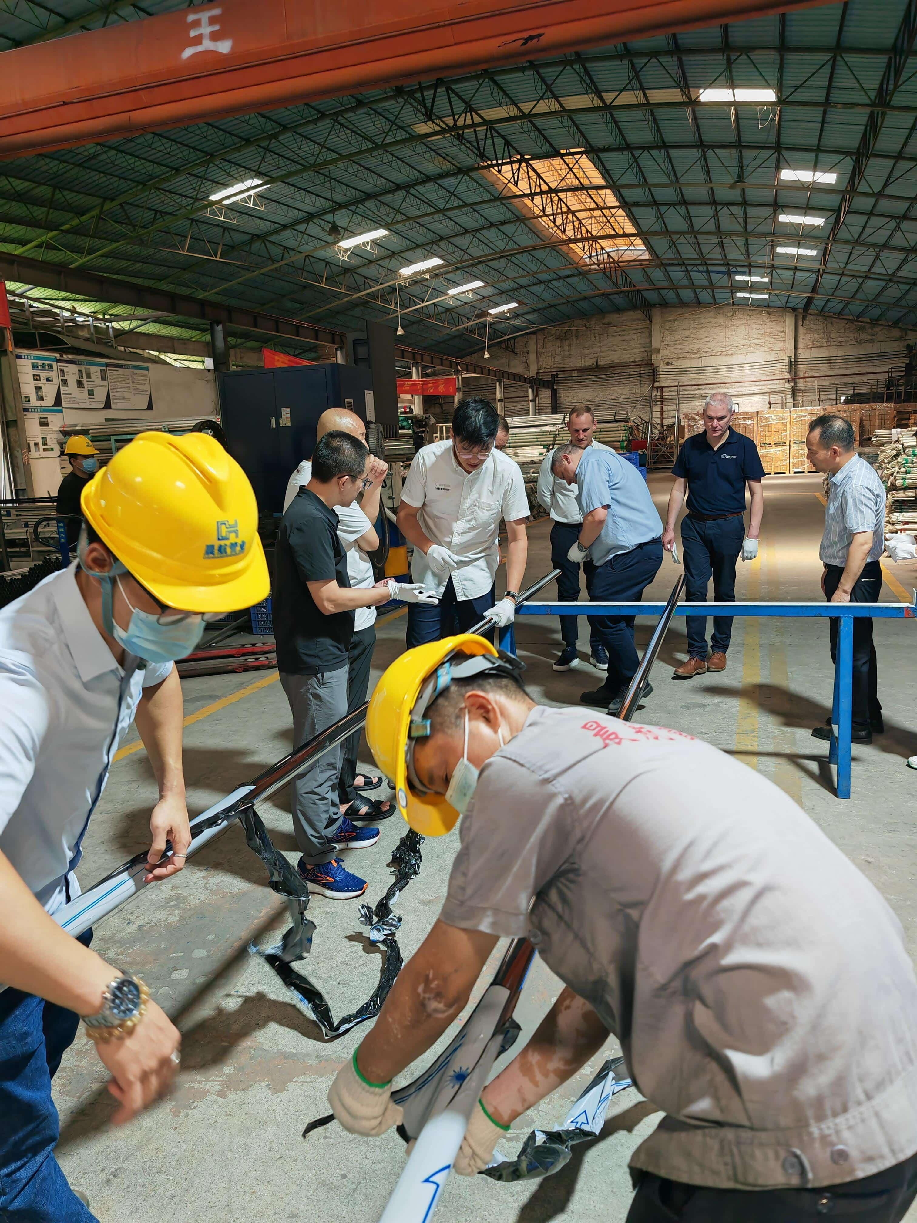 Recently, we have welcomed partners from Europe and America to conduct on-site inspections of their ordered stainless steel welded pipes.