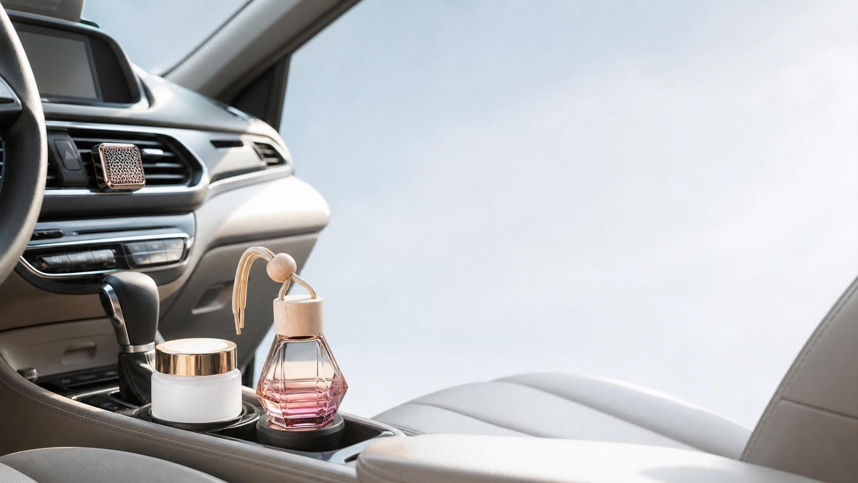 معطر هواء للسيارة: أي الأنواع تعمل بشكل أفضل للتنقل اليومي والمقصورات الصغيرة؟