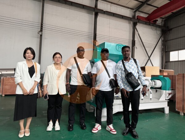 La filiale en Tanzanie propose un plan d'entreprise pour les fermes avicoles, fabrique des équipements pour les fermes avicoles