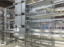 Les cages à poules pondeuses en batterie de type h sont des enclos spécialement conçus pour héberger les poules pondeuses.