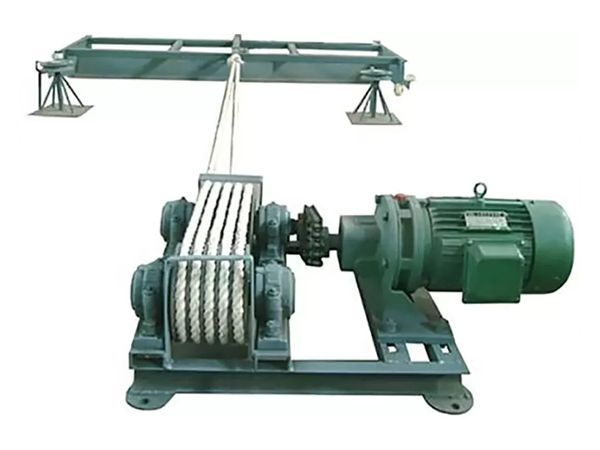 Système de raclage de fumier pour cages de volaille