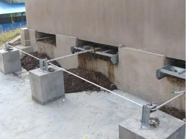 Sistema de limpieza de estiércol con raspador para jaulas de aves de corral