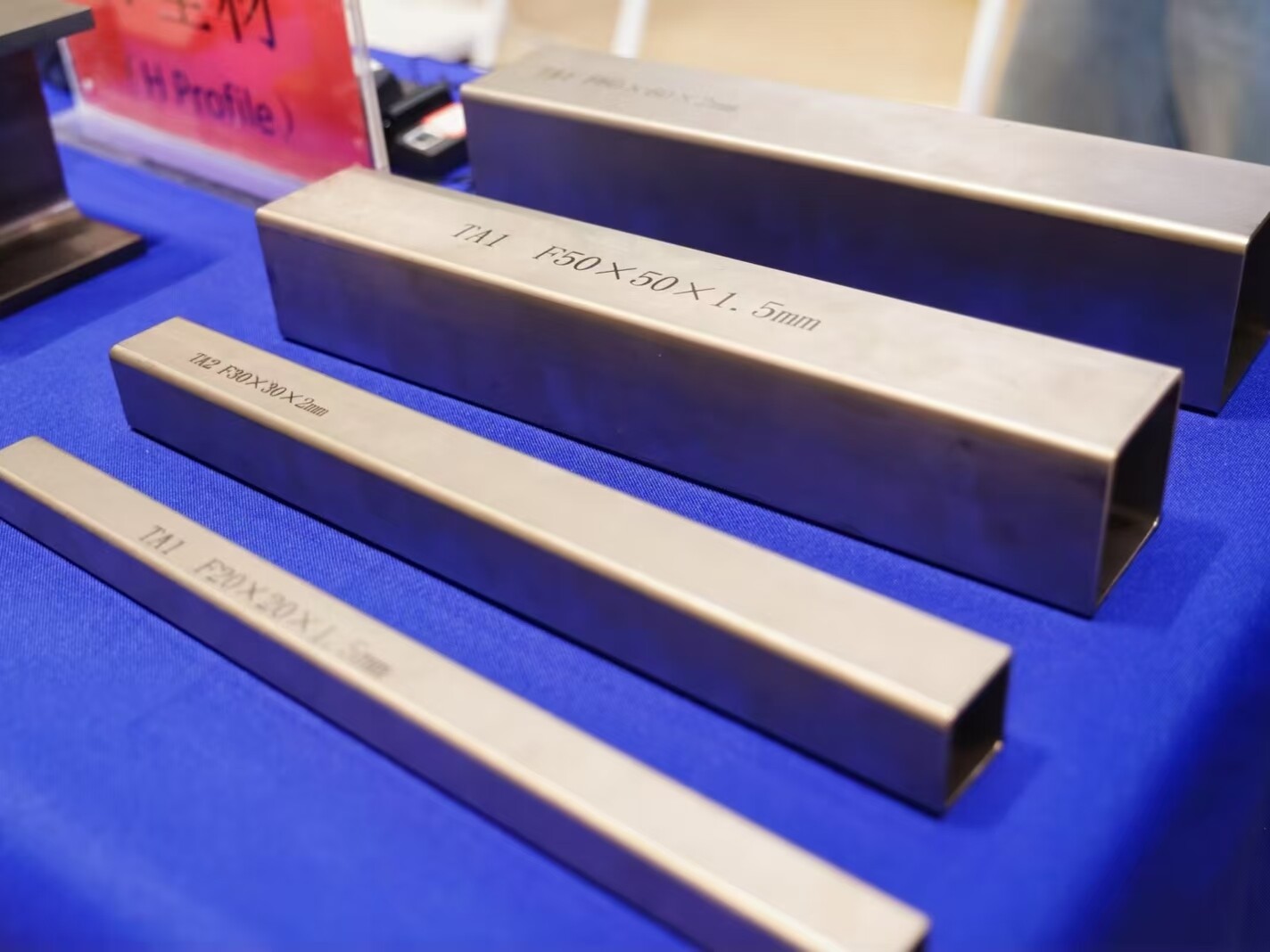 Tubo cuadrado de titanio