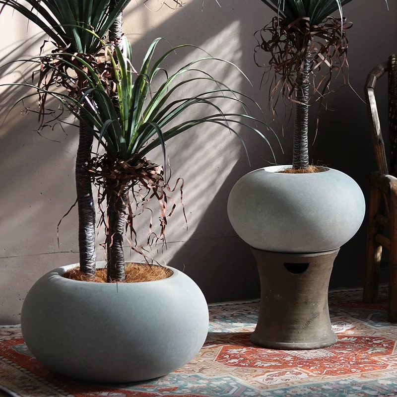 Flat spherical flower pot