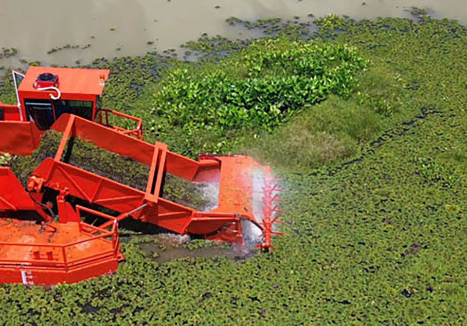 as205446709-yongsheng_16_cubic_meter_aquatic_plants_harvester_in_working_800_to_6_000_square_meters_hour