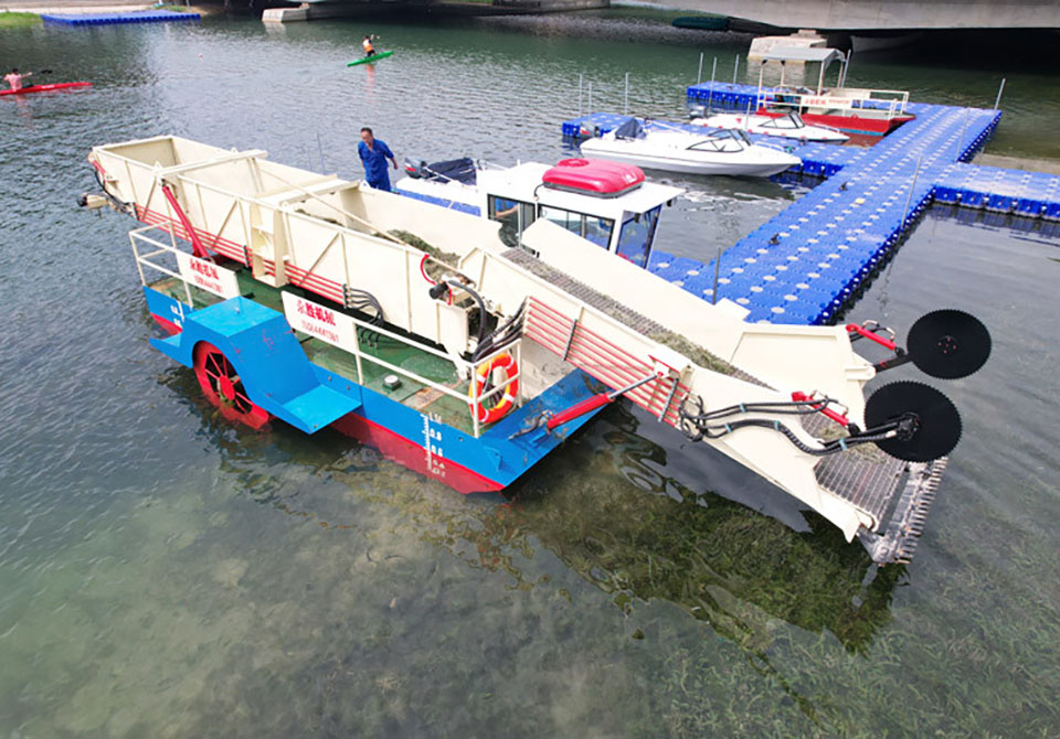 Yongsheng water hyacinth harvester in working
