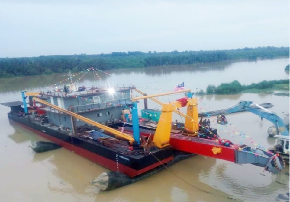 How does a suction dredger work?