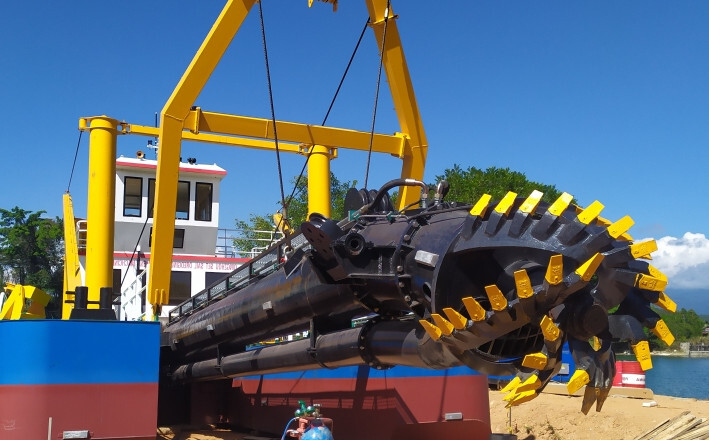 24 Inch Hydraulic Cutter Suction Dredger With Discharge Pipe