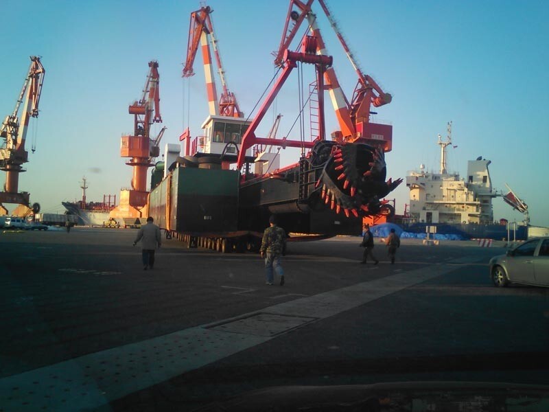 Engineer Overseas Service 26 inch YSCSD650 1400 cbm/h Hydraulic Cutter Suction Sand Dredger with 2 km Discharge Distance