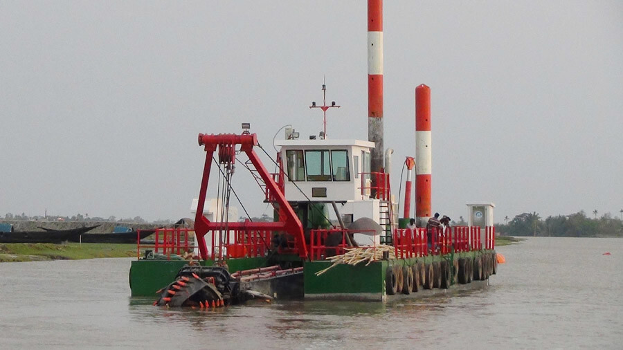Sand Suction 26 inch Cutter Suction Sand Dredger for Port Dredging depth 15 meters underwater
