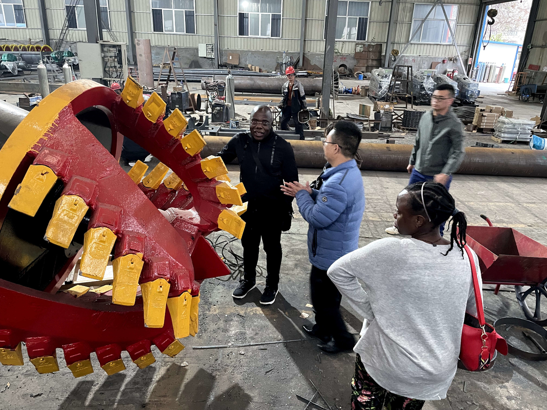 Low Speed Sand Dredger Machine for Riverbed Sand Mining with a Clear Water Flow Rate of 3500m ³ and a 18 inch Conveying